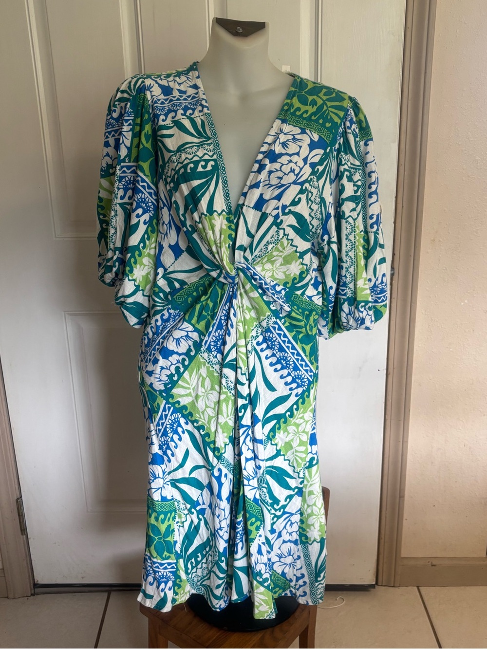 NWOT Size large White Closet Elements "San Lucas" short sleeve Dress. Retail 89.